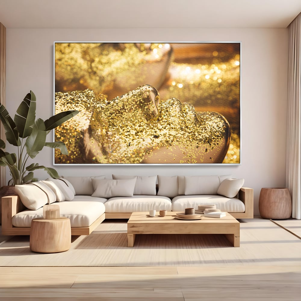Tablou canvas cu tablou canvas cu chip acoperit de sclipici auriu, in rama de aluminiu argintiu, pe perete intr-un living